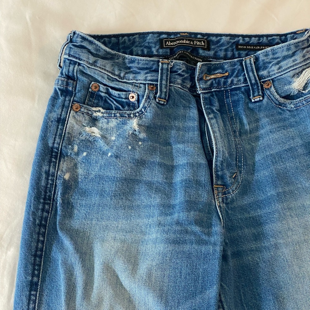ABERCROMBIE DESTRESSED JEANS